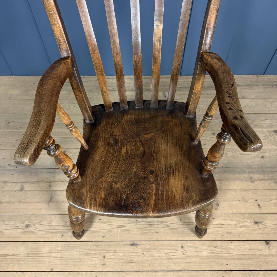 Bruine Engelse Windsor Fauteuil Met Hoge Rug photo vinterior
