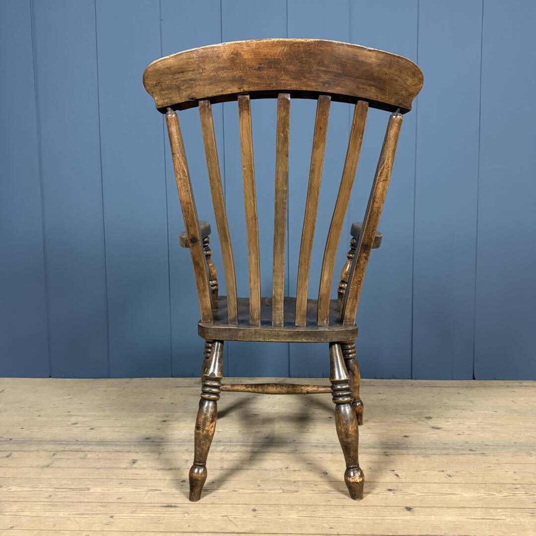 photo vinterior Bruine Engelse Windsor Fauteuil Met Hoge Rug