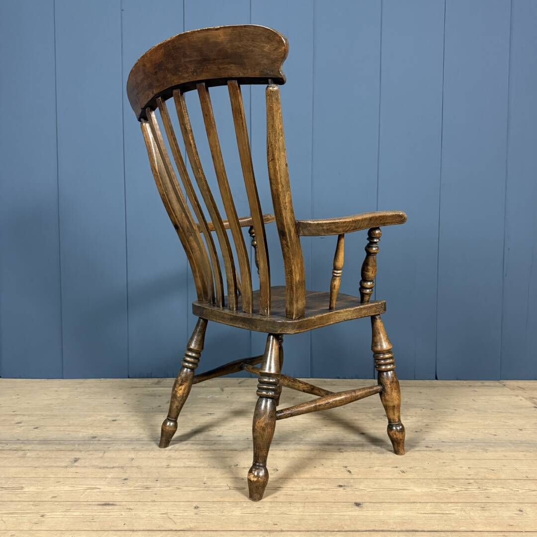 photo vintage Bruine Engelse Windsor Fauteuil Met Hoge Rug