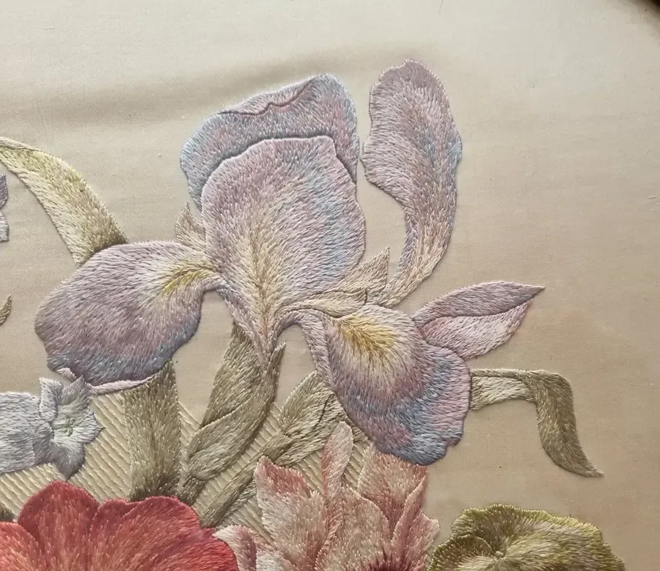 Early 20th Century Silk Embroiderd Flowers Round Gilt Frame 61 Cm Needlework photo vinterior