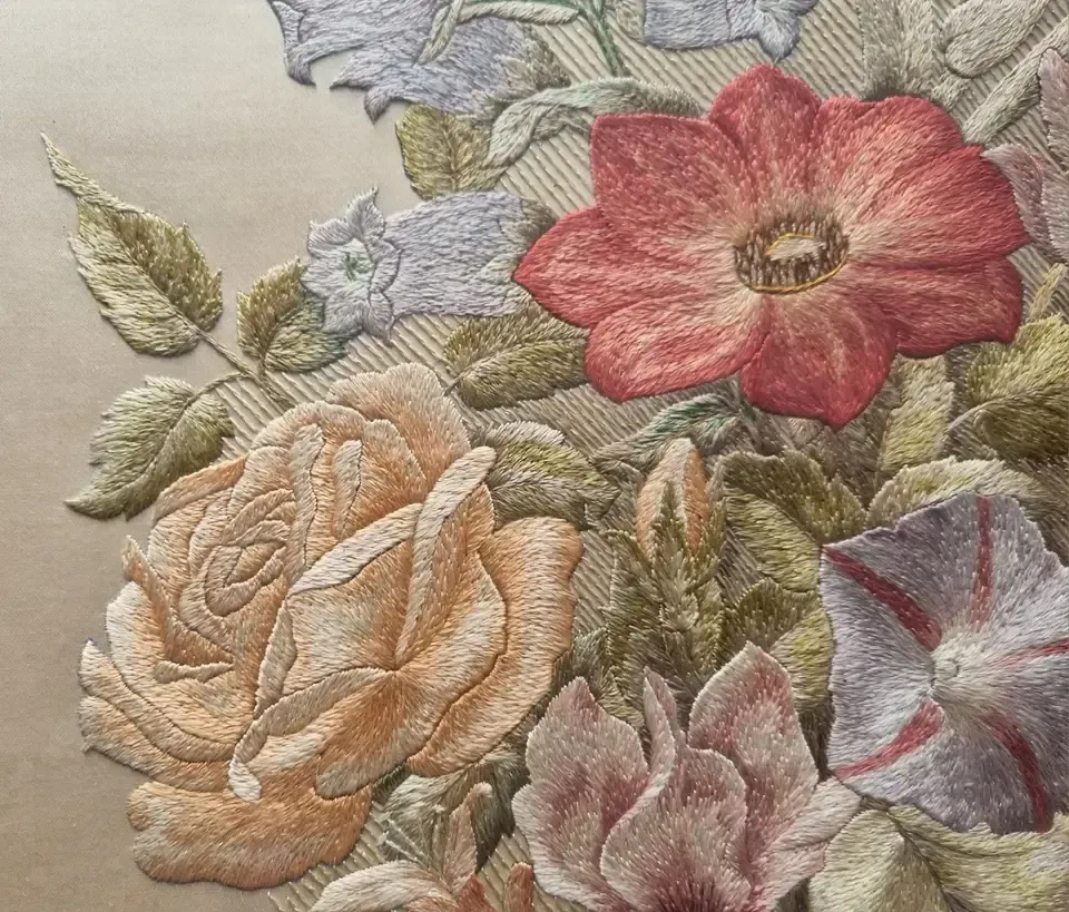 photo furniture Early 20th Century Silk Embroiderd Flowers Round Gilt Frame 61 Cm Needlework