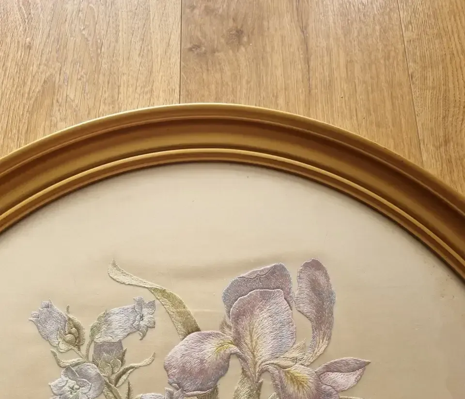 photo vinterior Early 20th Century Silk Embroiderd Flowers Round Gilt Frame 61 Cm Needlework