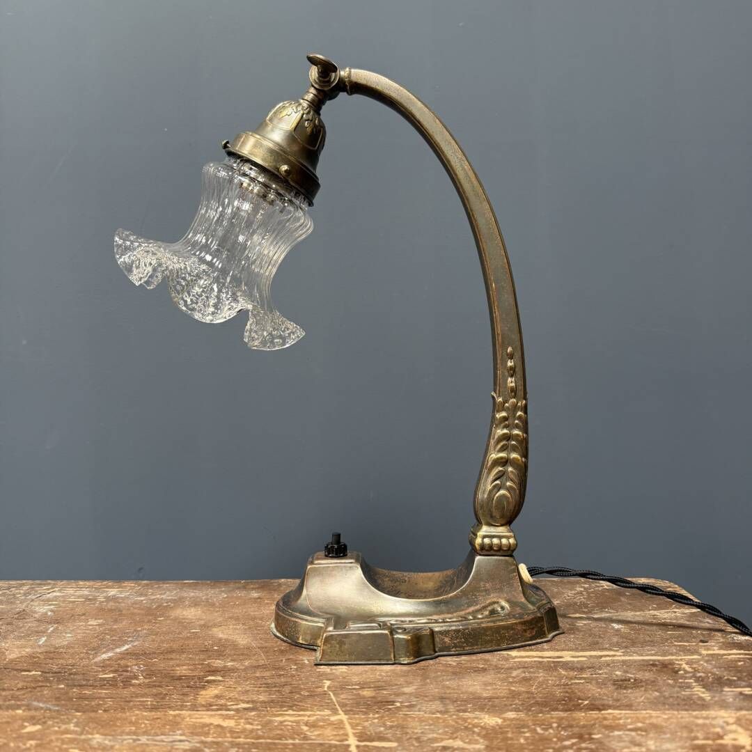 Franse Art Nouveau Tafellamp Met Transparante Glazen Kap photo for sale