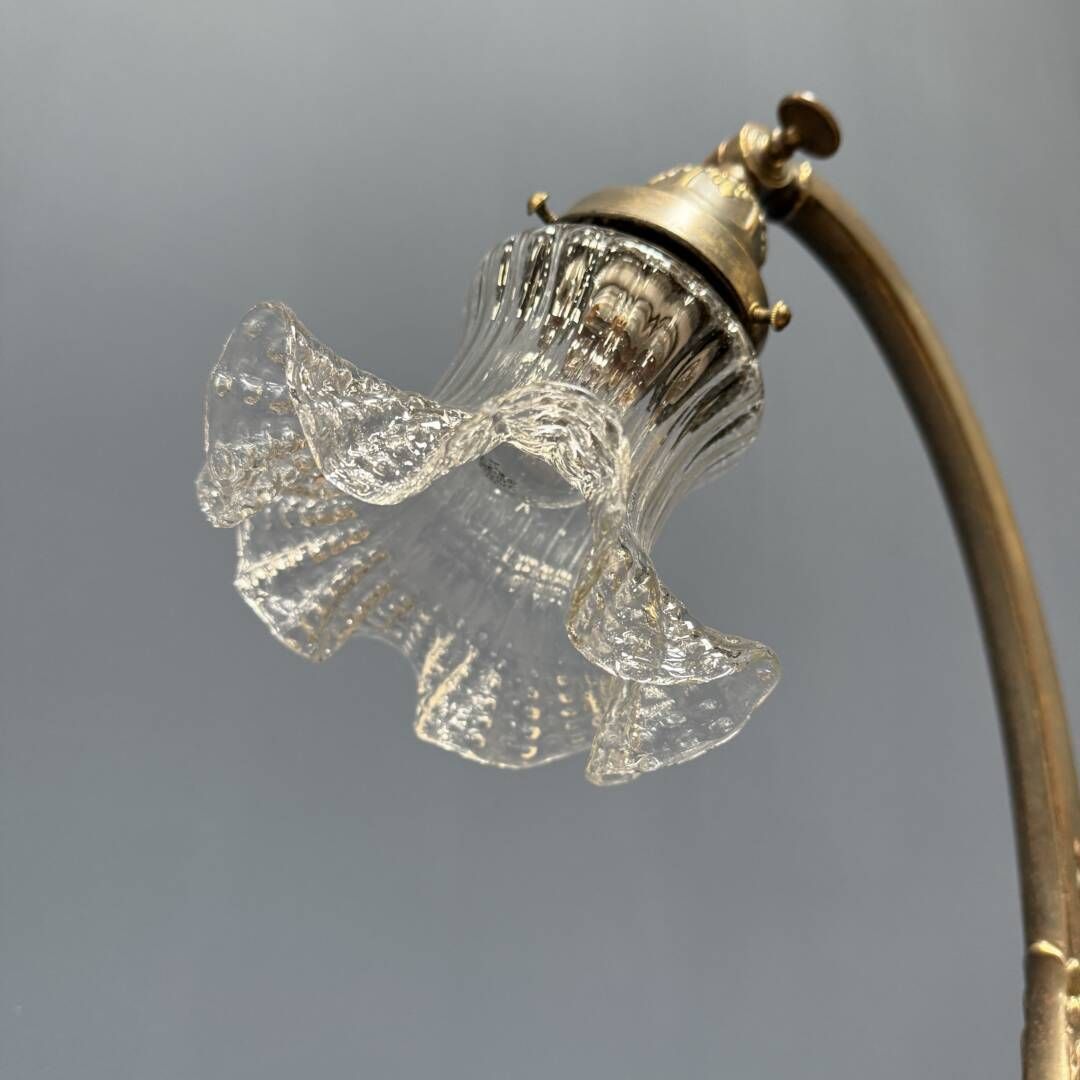 photo furniture Franse Art Nouveau Tafellamp Met Transparante Glazen Kap