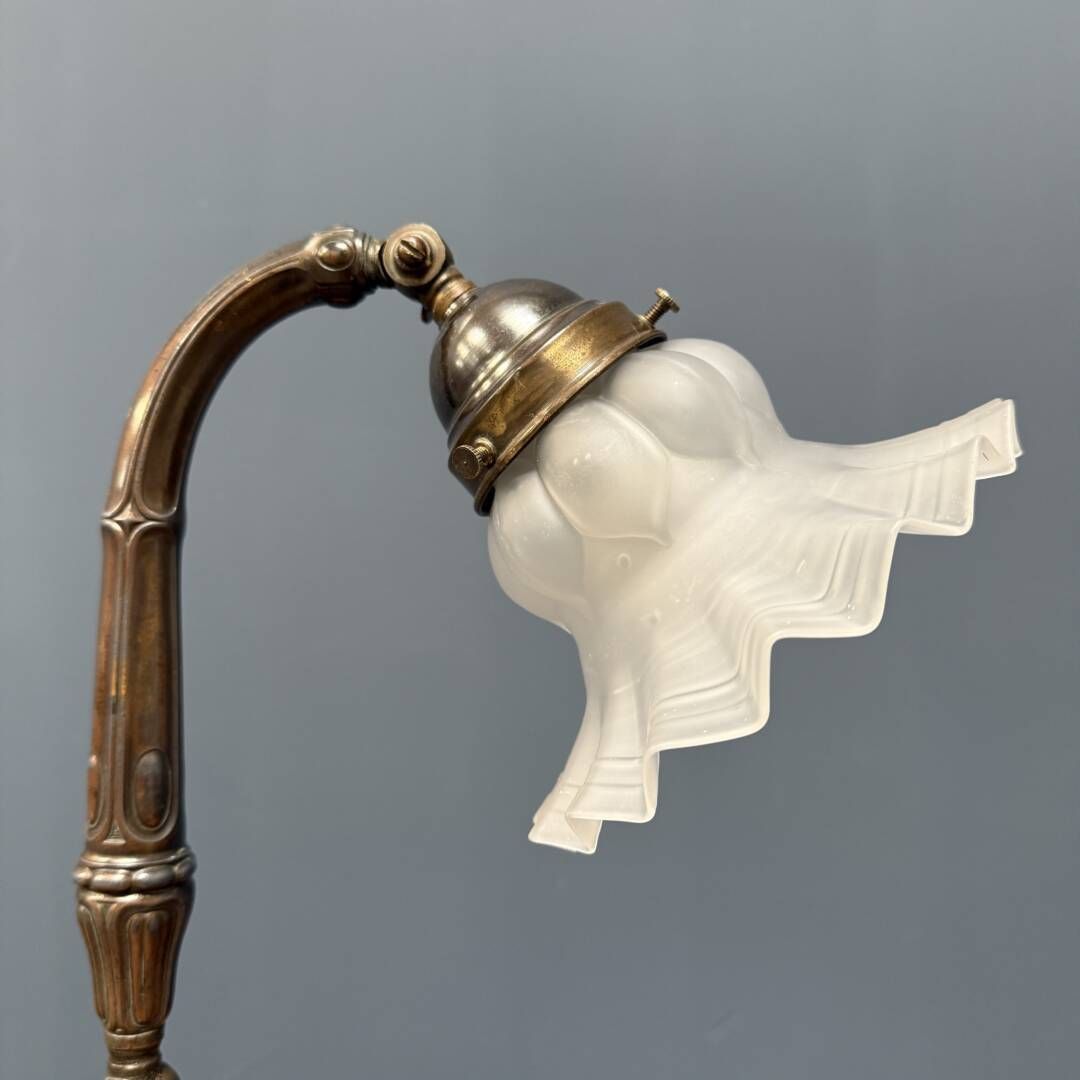 photo furniture Antieke Art Nouveau Tafellamp Met Matglazen Kap