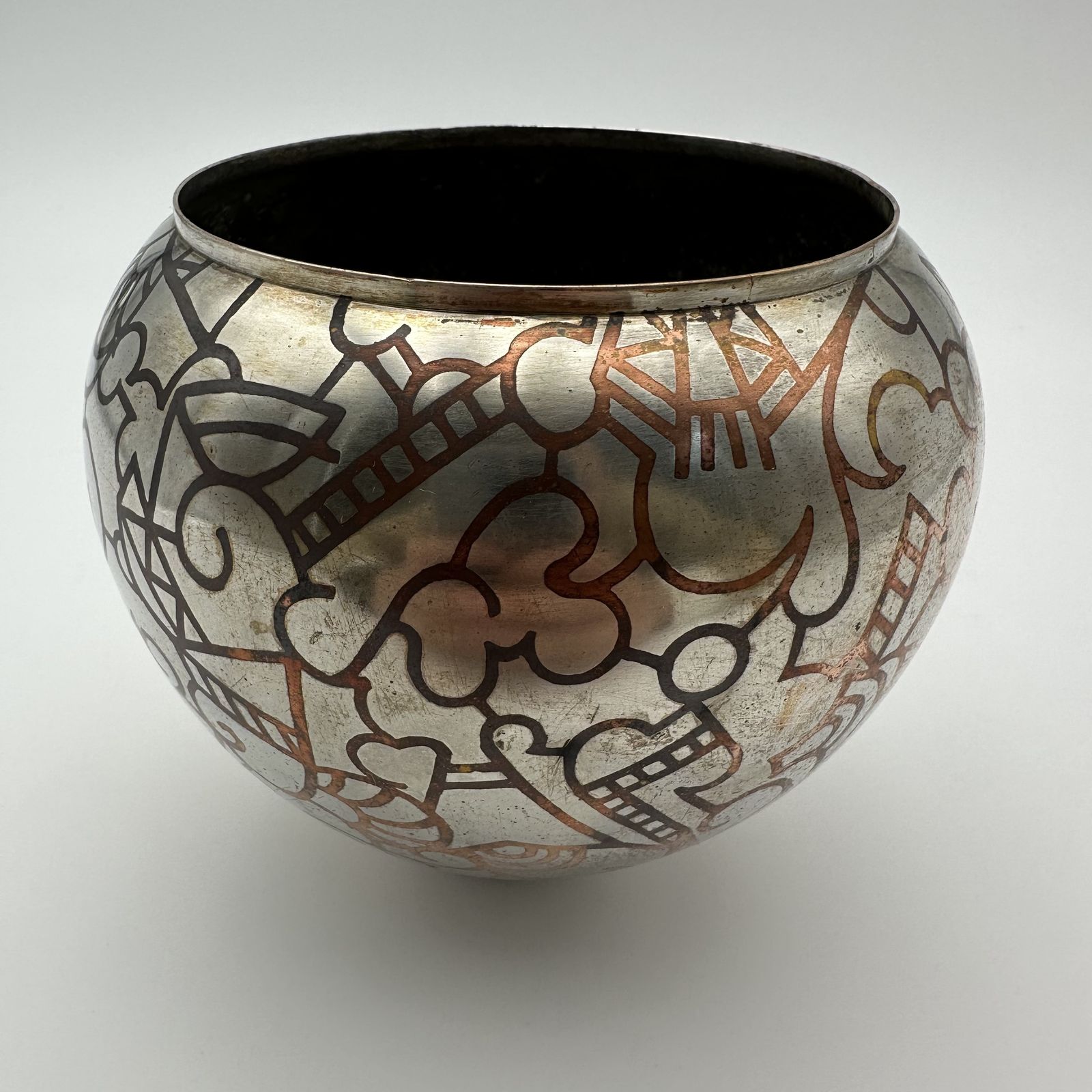 photo furniture Art Deco Metalwork Vase With Geometric Decoration – Circa 1970