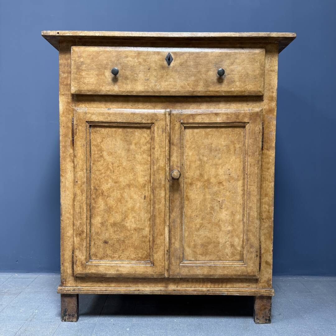 Antieke Verweerde Oker Gele Franse Boerenkaст photo furniture