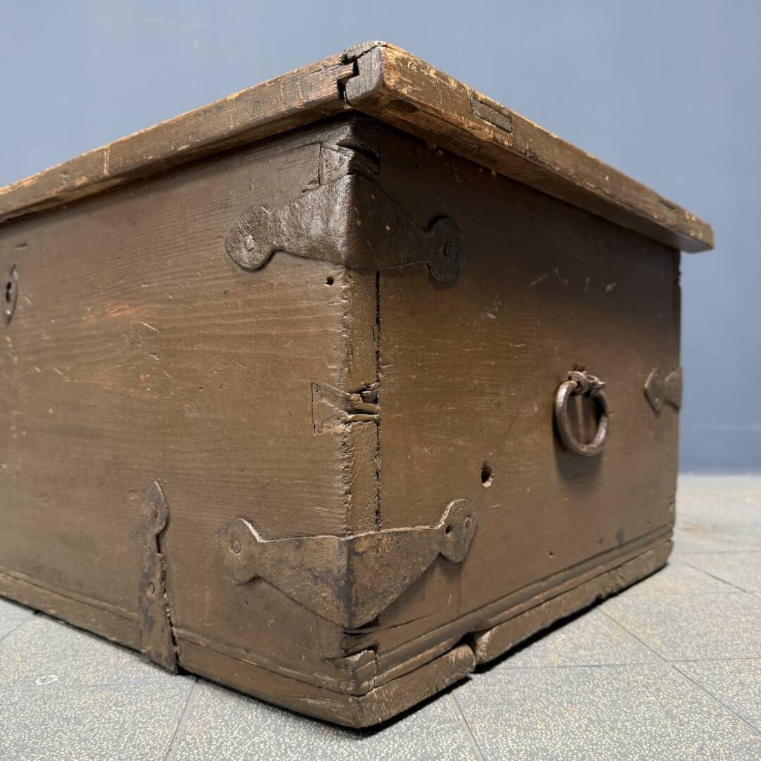 Meubels Antieke Geschilderde Houten Zweedse Kist photo