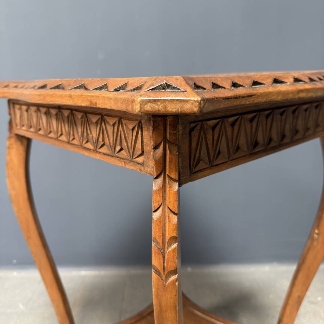 photo buy Elegante Antieke Houten Bijzettafel Met Houtsnijwerk