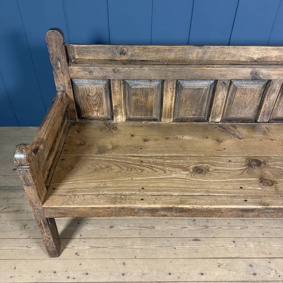 photo furniture Antieke Spaanse Houten Bank Uit De 19e Eeuw