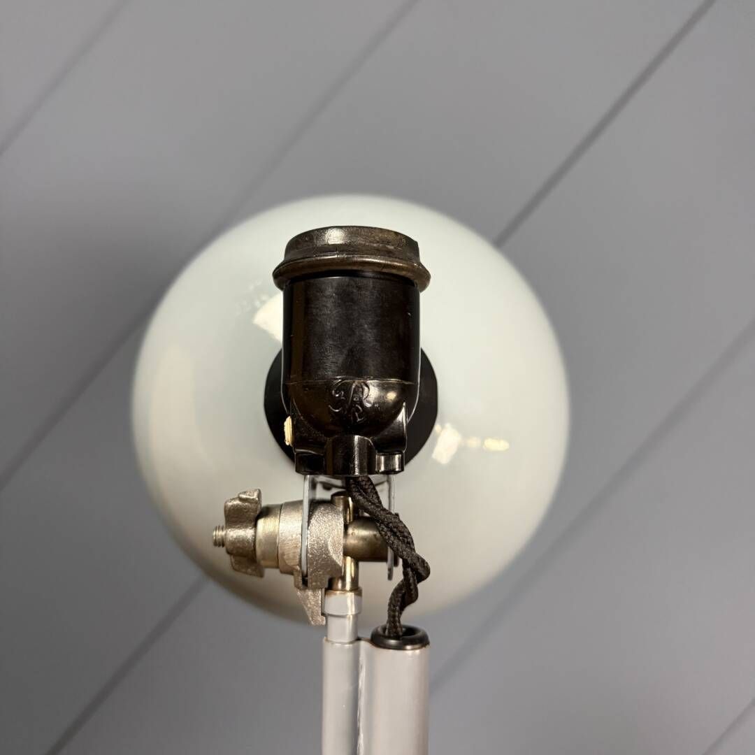 photo vintage Lichtgrijze Rademacher Klemspot Met Grote Emaille Kap