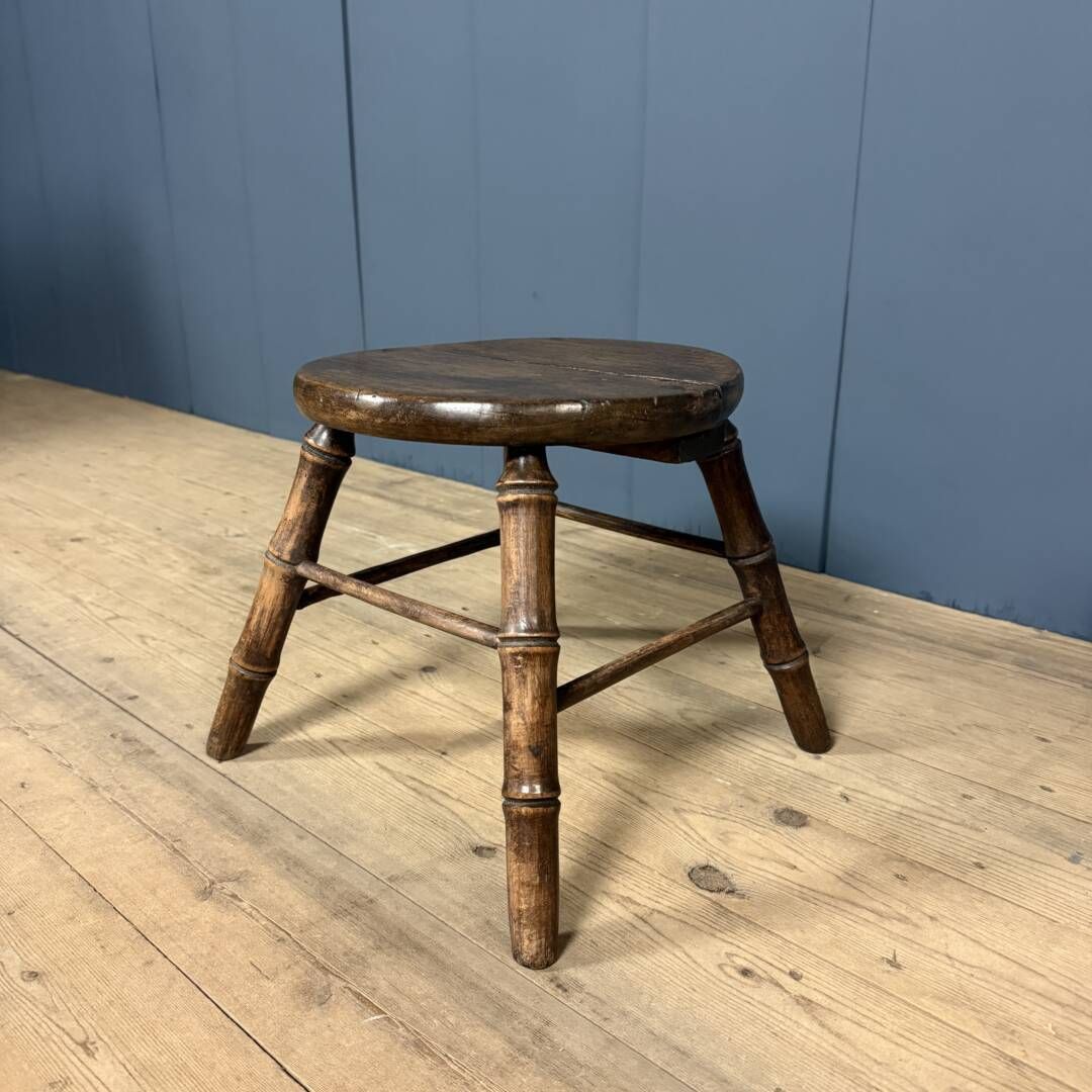 photo furniture Kruk In Faux Bamboo Stijl Van Beukenhout