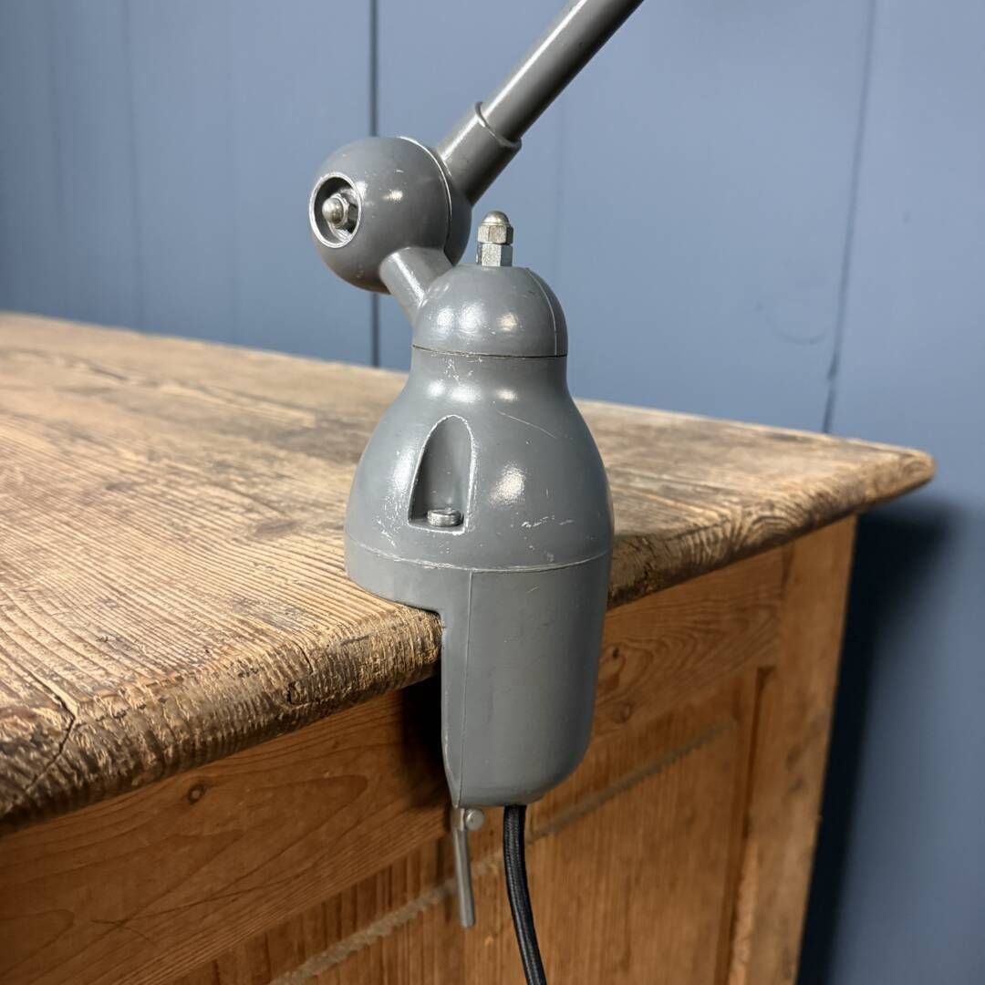 photo vintage Donkergrijze Driearmstige Jieldé Tafelklemmlamp