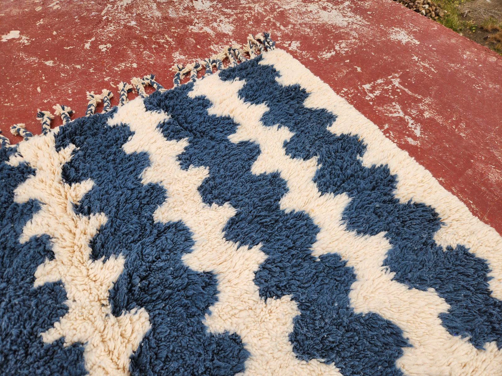 Vintage Beni Ouarain Moroccan Rug 274x208cm – Handmade Wool Berber Carpet In Ivory & Navy Blue photo vinterior