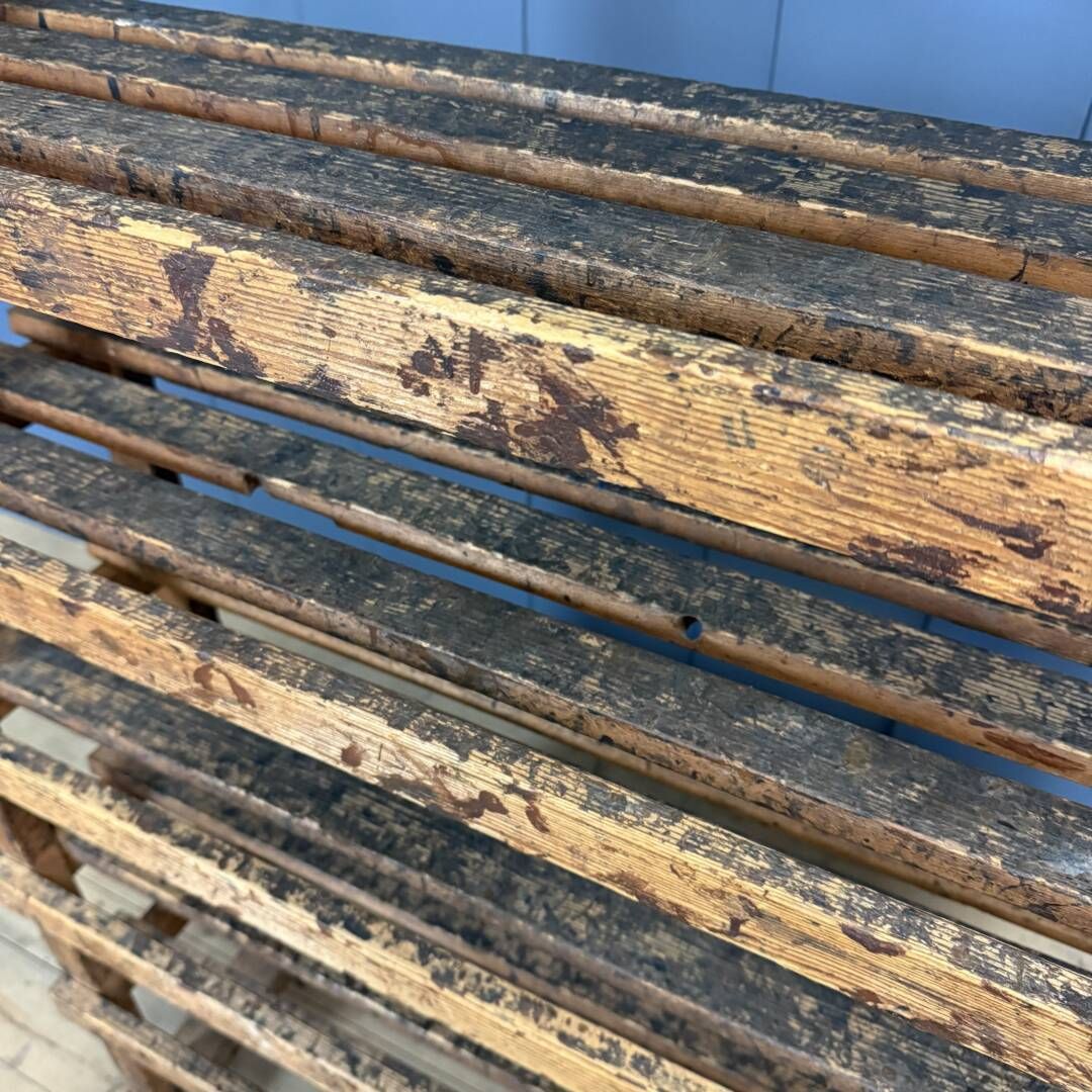 Antiek Houten Rek Uit Een Schoenmakerswerkplaats photo vintage