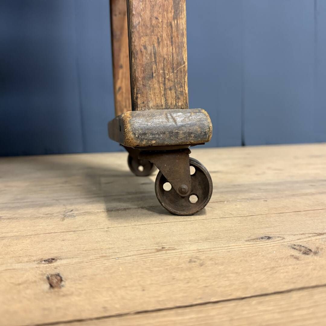 photo furniture Antiek Houten Rek Uit Een Schoenmakerswerkplaats
