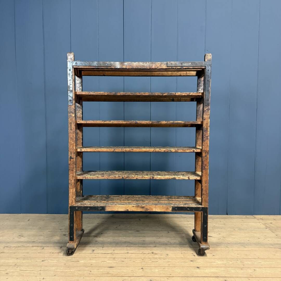 photo buy Antiek Houten Rek Uit Een Schoenmakerswerkplaats