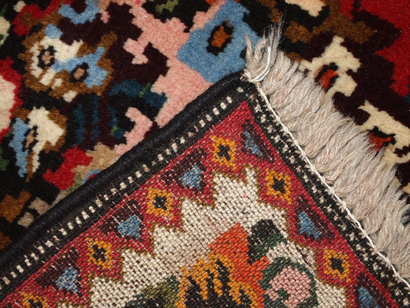photo vinterior Handmade Vintage Floral Wool Rug — 114 × 152 Cm — 1970s