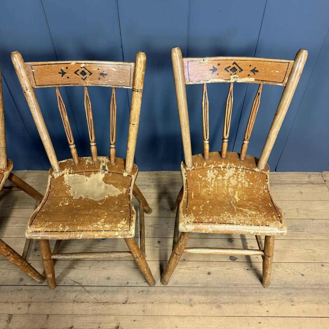 Set Van Vier Geschilderde Nederlandse Keukenstoelen photo vinterior