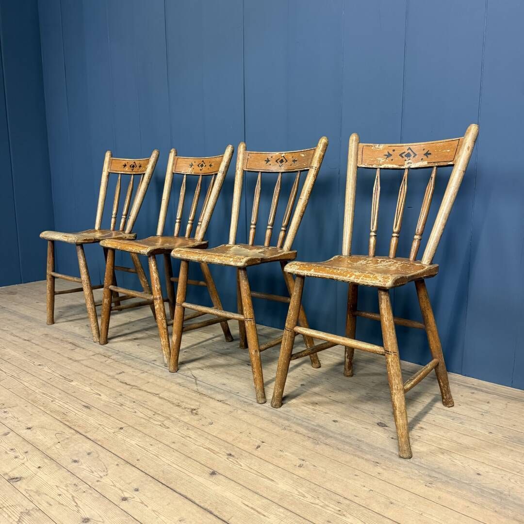 Set Van Vier Geschilderde Nederlandse Keukenstoelen photo buy