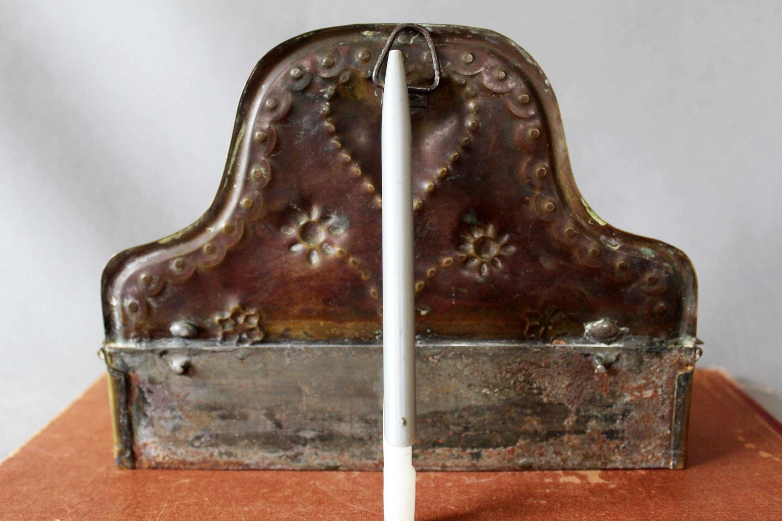 photo vintage Antiek Messing Kaarsenbox, Messing Repousse Sieradendoosje, Wandhangend Of Vrijstaand, Gedreven Hart  En Bloemenmotief, Landelijke Stijl