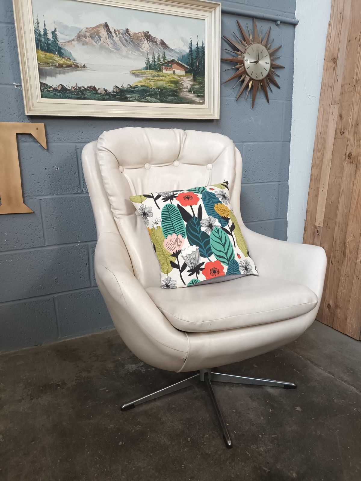 Egg Swivel Chair ~ Vintage ~ Retro ~ Gaming ~ Reading