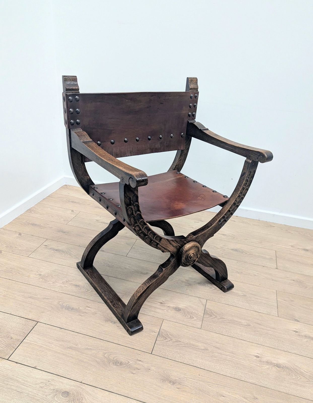 Fauteuil à piétement en X de style Renaissance italienne, milieu du XXe siècle - Livraison disponible 0306 photo vinterior