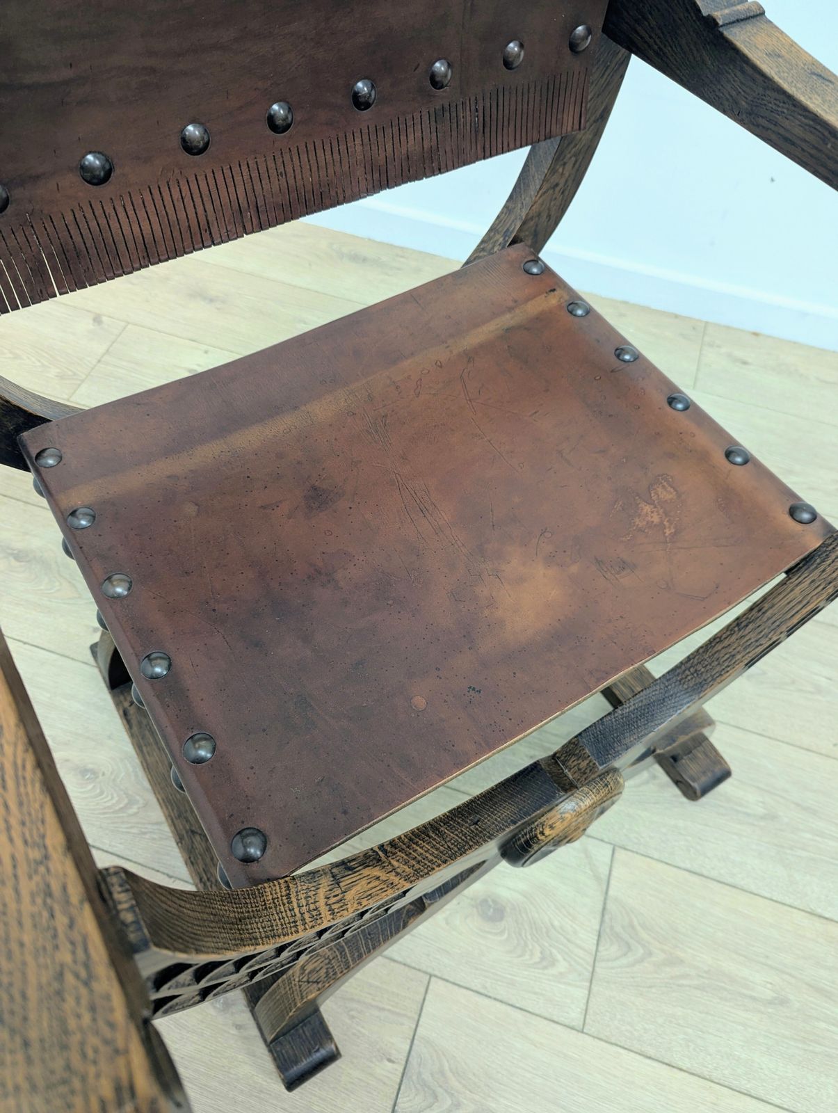 photo for sale Fauteuil à piétement en X de style Renaissance italienne, milieu du XXe siècle - Livraison disponible 0306