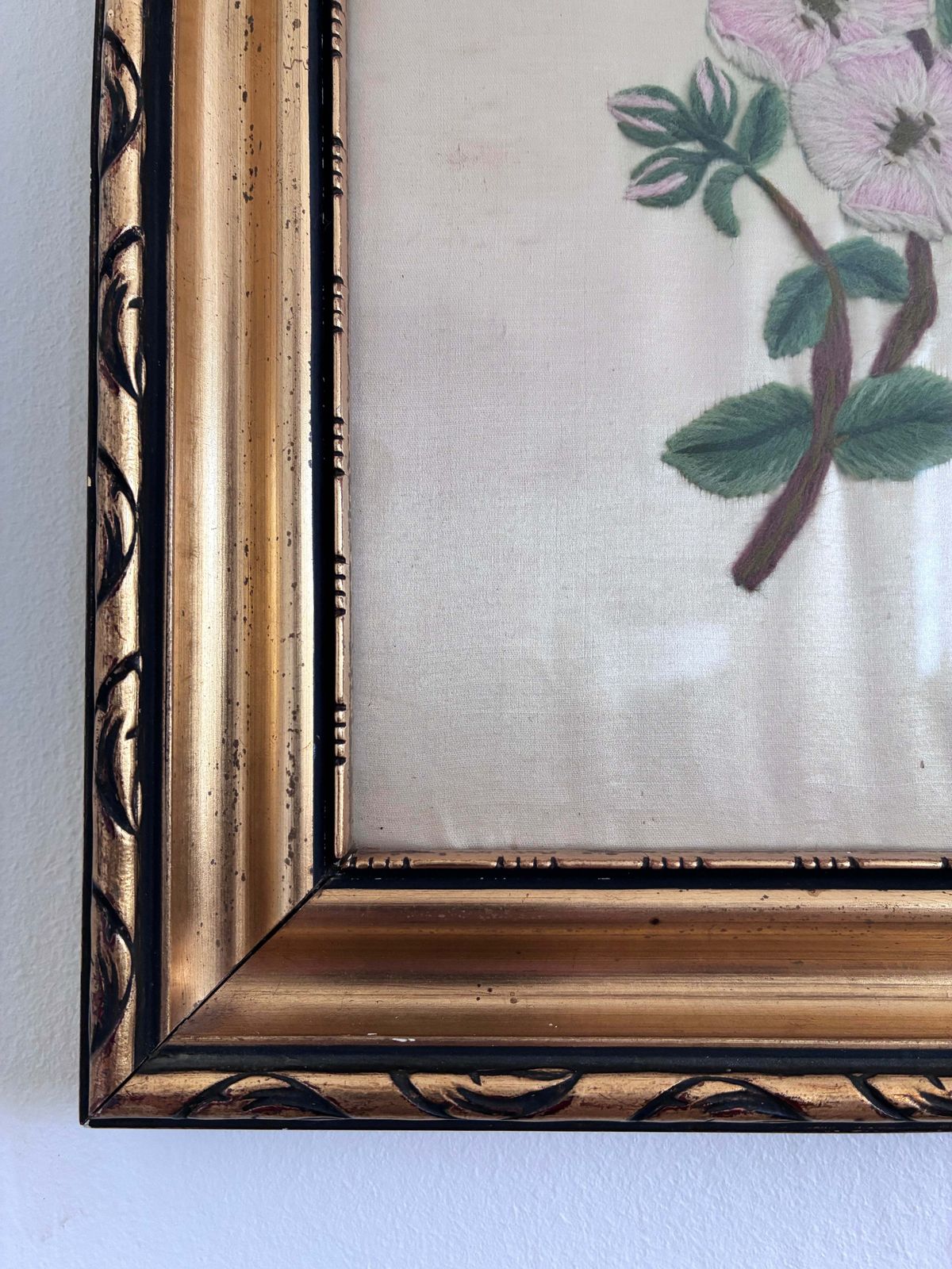 photo furniture Set Vintage Flower On Silk Paintings, Embroidery Flower Art