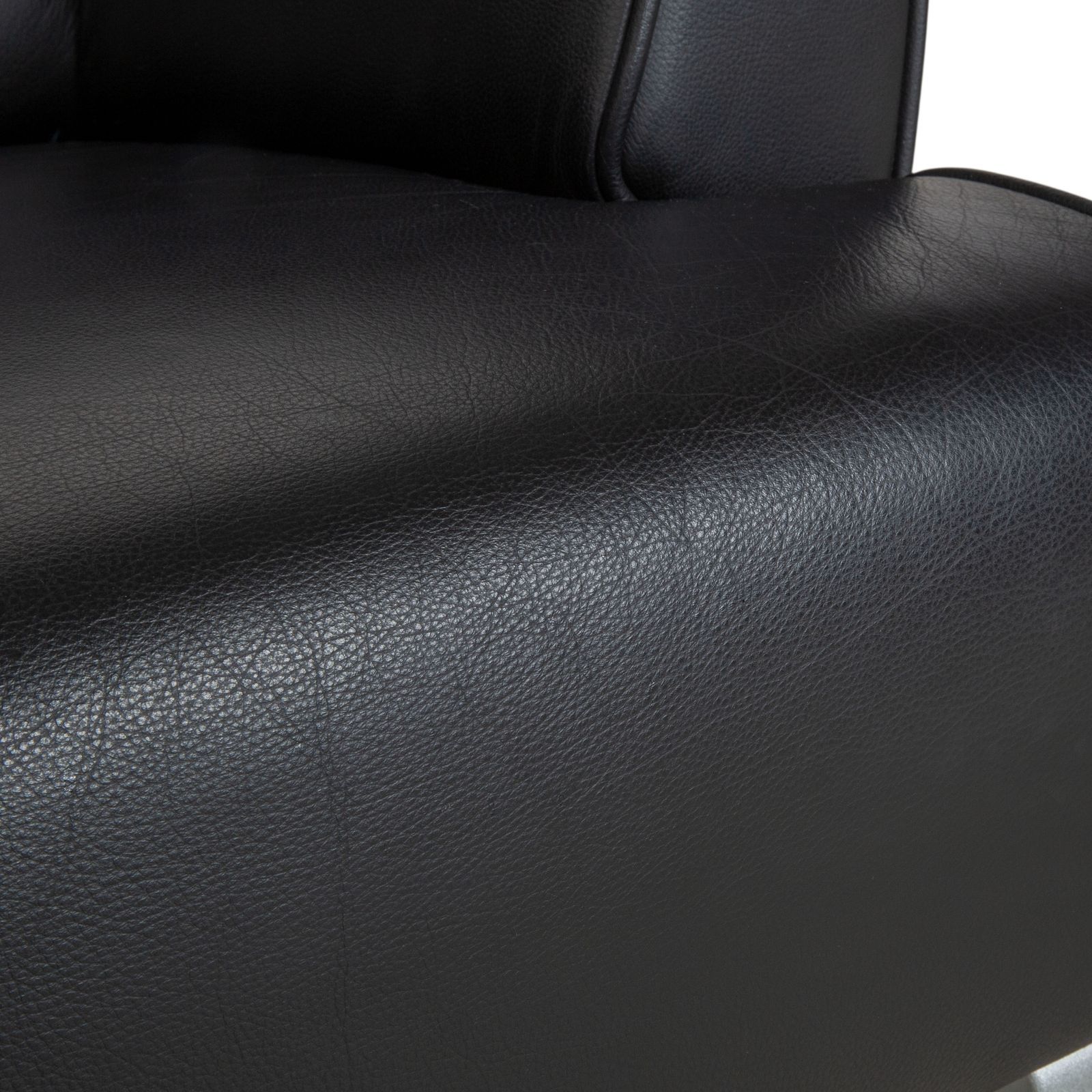 Fauteuil Rolf Benz 2300 en cuir, pieds en métal noir photo for sale