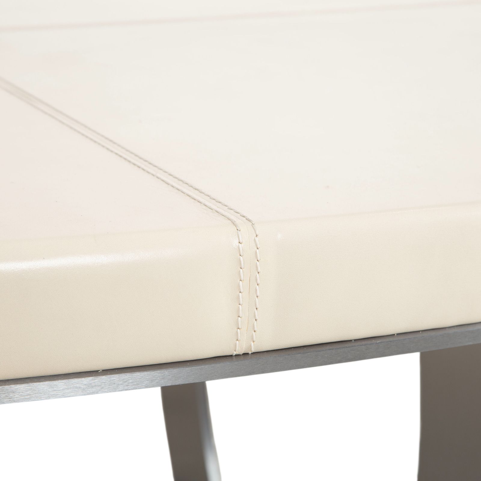Table à manger Baxter Gilbert en cuir beige crème blanc, ovale, salle à manger photo for sale