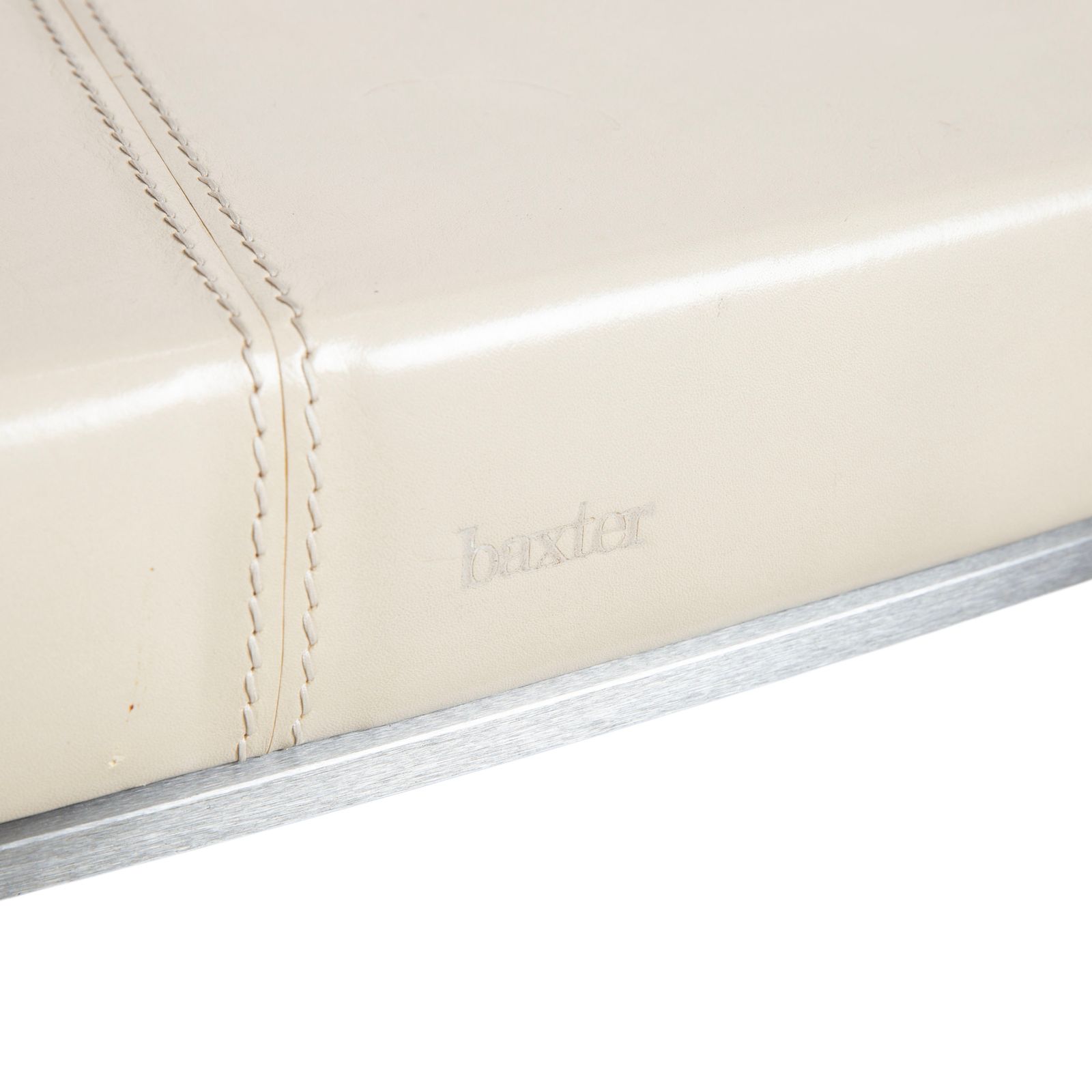 photo furniture Table à manger Baxter Gilbert en cuir beige crème blanc, ovale, salle à manger