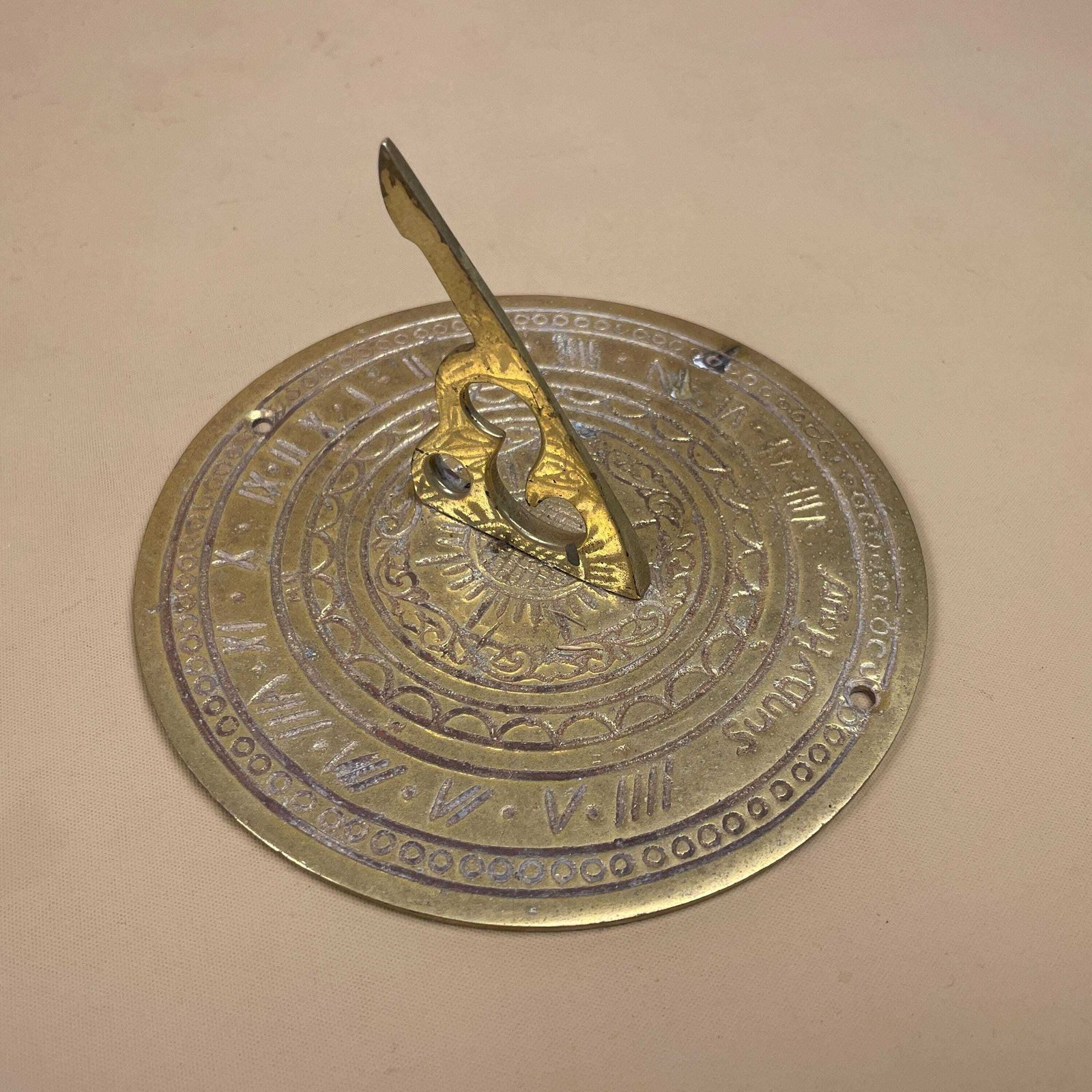 Antique Brass Gold Sun Dial Garden Metal Heavy Vintage Garden Decor Round Circular 13.8cm Weather Sundials Engraved Outdoor Sun Face