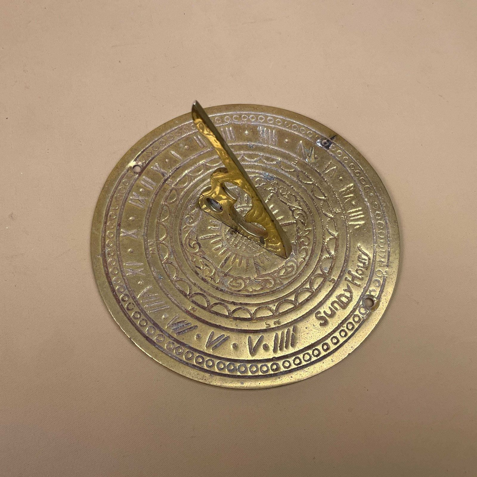 Antique Brass Gold Sun Dial Garden Metal Heavy Vintage Garden Decor Round Circular 13.8cm Weather Sundials Engraved Outdoor Sun Face photo Garden Decor