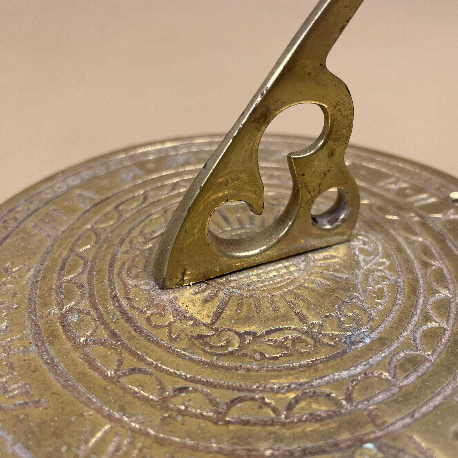 Antique Brass Gold Sun Dial Garden Metal Heavy Vintage Garden Decor Round Circular 13.8cm Weather Sundials Engraved Outdoor Sun Face photo 75.0