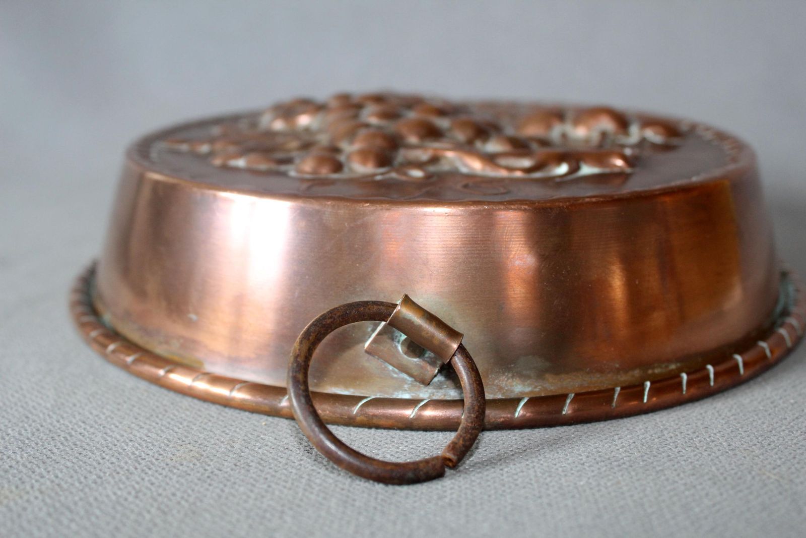 photo vinterior Large Antique French Copper Mold With Grapevine Embossed Motif And Cherries, Cake Pan Mold Country Kitchen Decoration Decor (20.5 Cm)