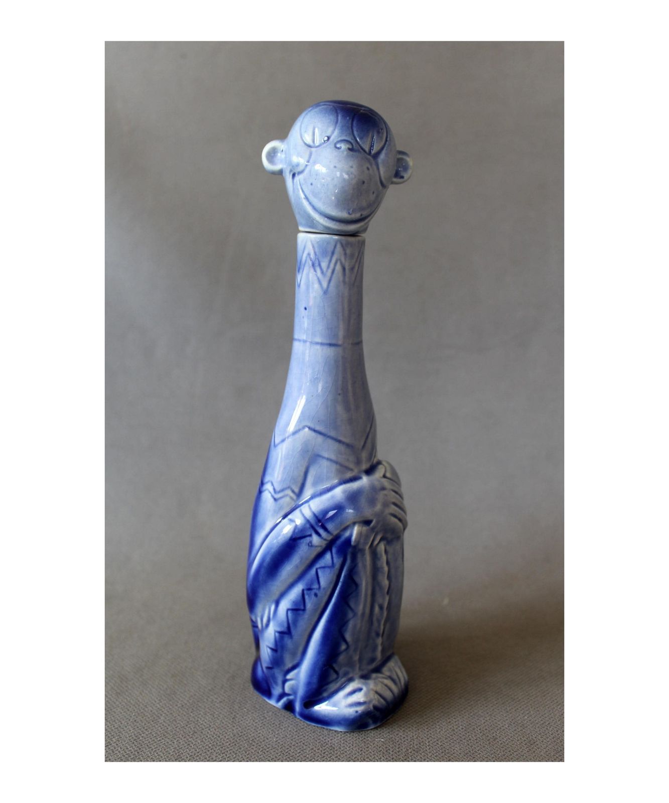 Antieke Art Deco Duitse Blauwe Keramische Aap Karaf, Komisch, Schafer Stijl, Figuratief, Handgeschilderd, Kurkstopper Ontbreekt