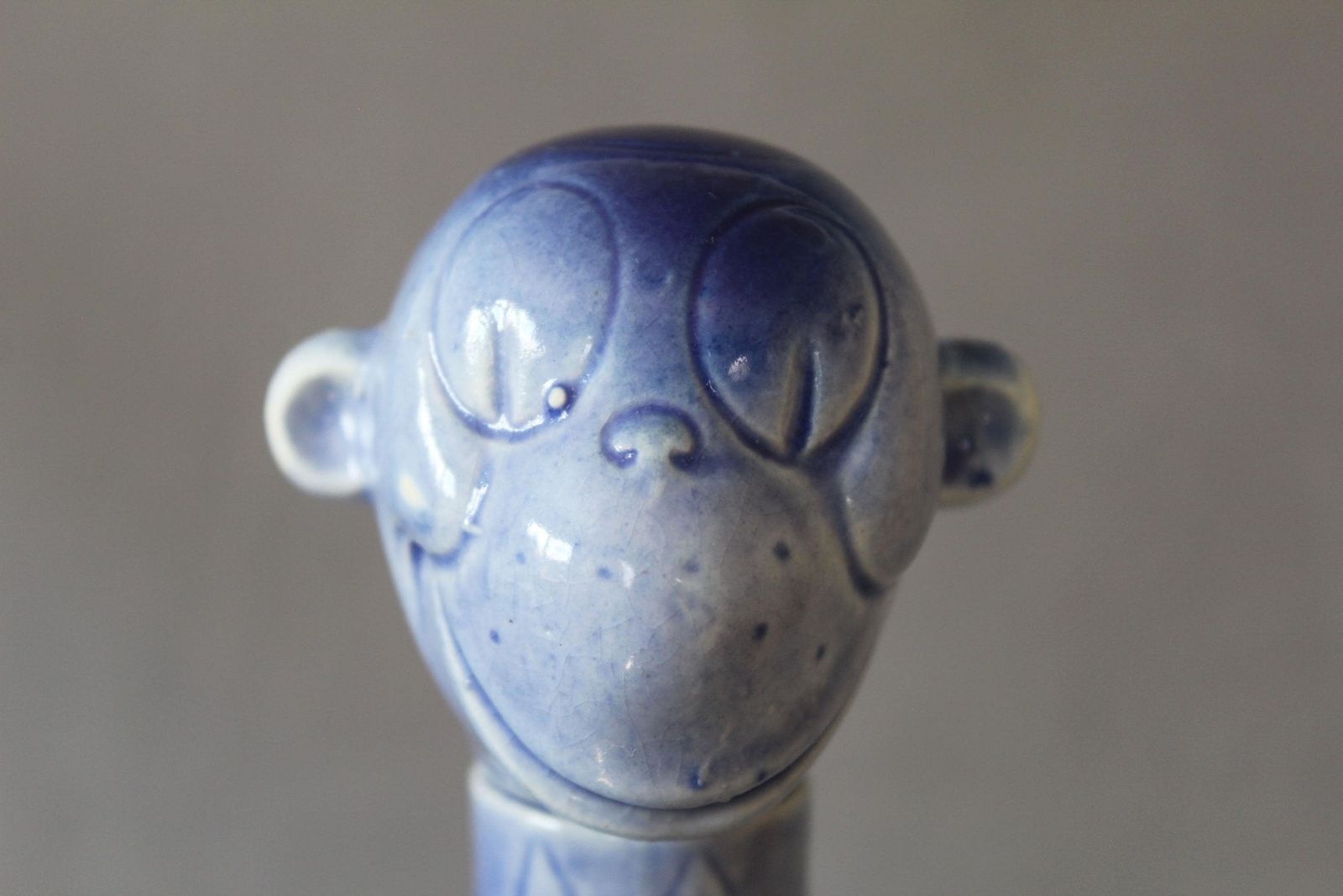 Carafe d'époque Art déco en céramique bleue allemande, figurine de singe comique, style Schafer, peinte à la main, bouchon en liège manquant, quelques craquelures photo for sale