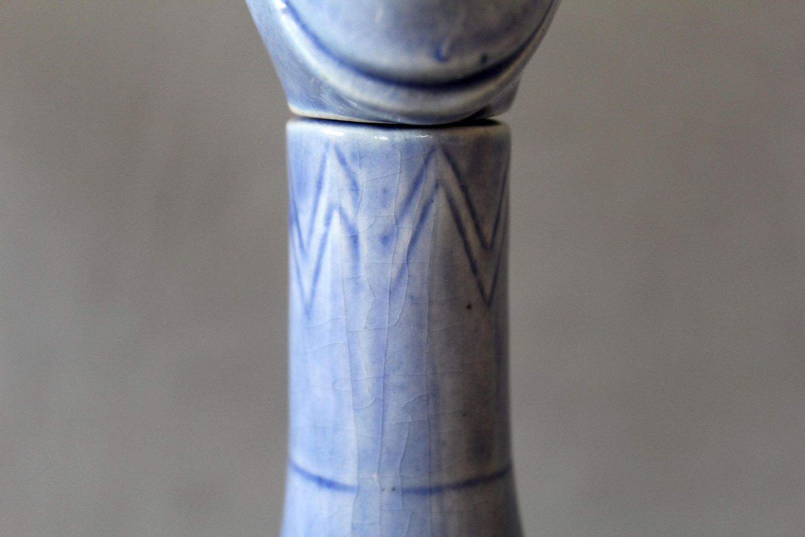 Carafe d'époque Art déco en céramique bleue allemande, figurine de singe comique, style Schafer, peinte à la main, bouchon en liège manquant, quelques craquelures photo Décoration