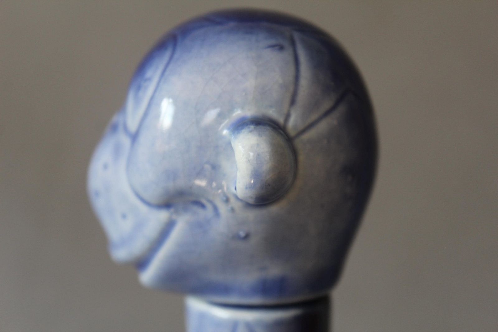 photo furniture Antieke art deco Duitse blauwe keramische aap-karaf, komisch, Schafer-stijl, figuratief, handgeschilderd, kurkstopper ontbreekt