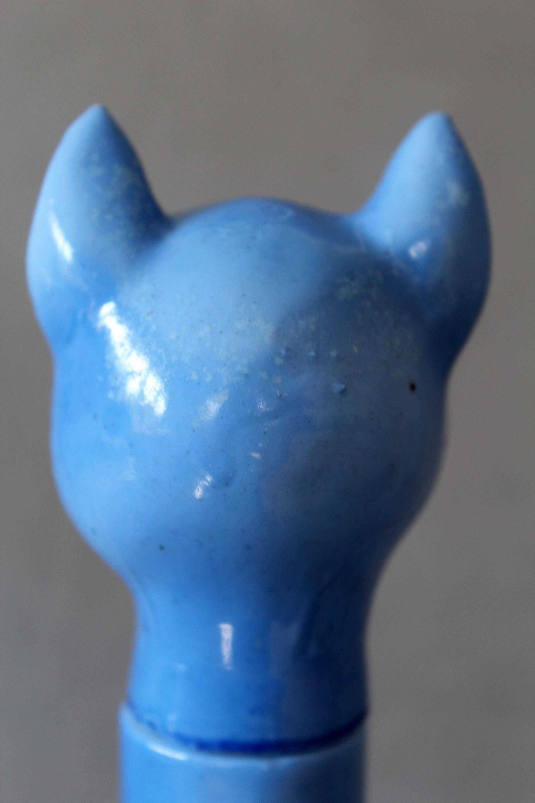 Décoration Carafe d'époque Art déco en céramique bleue, chat clignotant, figurine peinte à la main, style Schafer, Allemagne photo