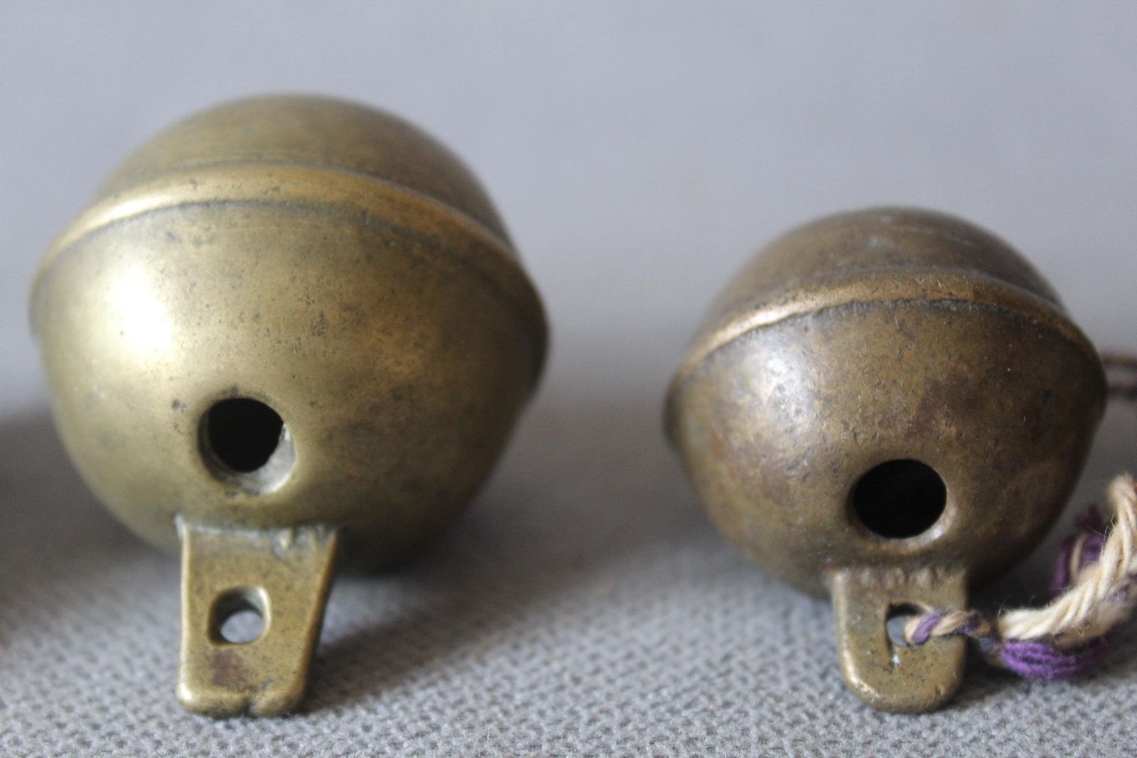 Décoration Lot de 5 clochettes grelot d'époque en cuivre et laiton, cloche française, grelot de traîneau, clochette de pêche, instrument, cloche crotale, cloche pour animaux photo