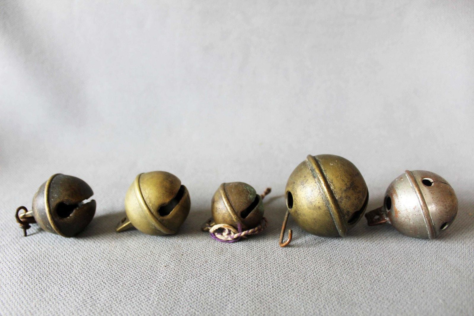 photo vinterior Lot de 5 clochettes grelot d'époque en cuivre et laiton, cloche française, grelot de traîneau, clochette de pêche, instrument, cloche crotale, cloche pour animaux