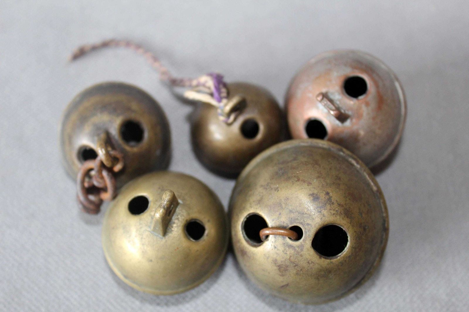 photo buy Set van 5 antieke koperen en messing grelot-bellen, Franse bel, slee-bel, jingle bell, visbel, instrument, crotal-bel, dierenbel