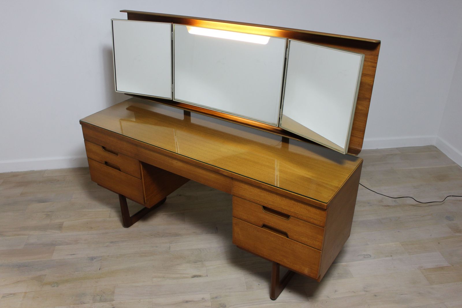 Uniflex Q Range Dressing Table By Gunther Hoffstead photo for sale