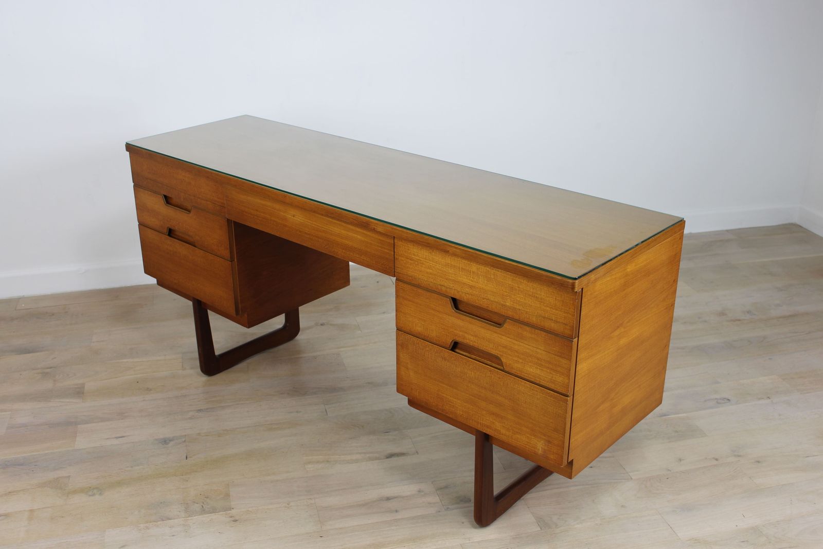 Uniflex Q Range Dressing Table By Gunther Hoffstead photo Furniture