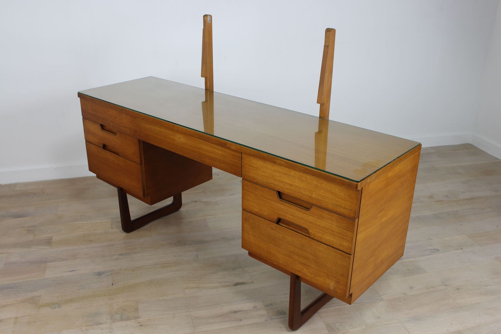Uniflex Q Range Dressing Table By Gunther Hoffstead photo 500.0