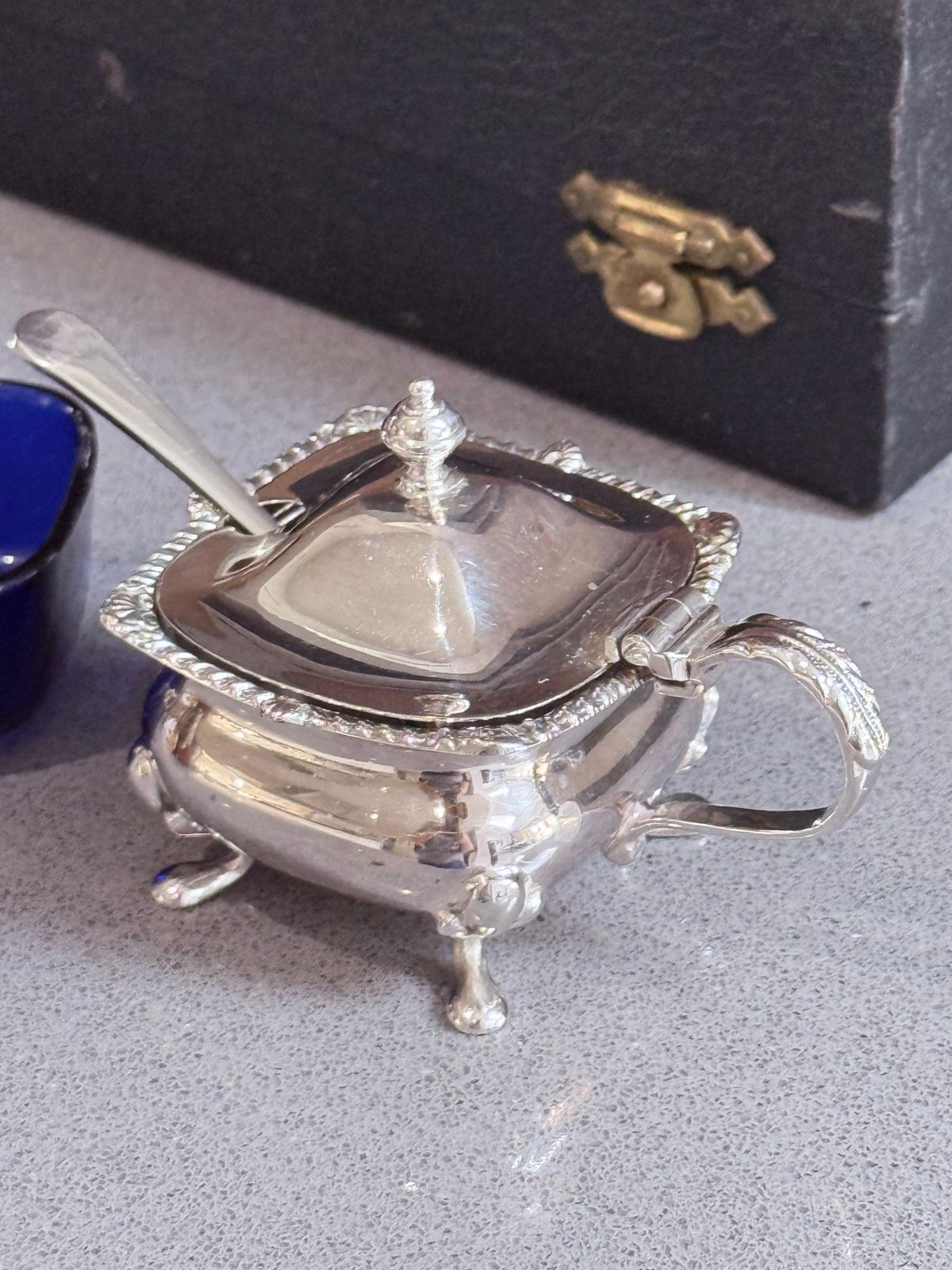 photo vintage Sterling Silver Condiment Set In Case Blue Glass Salt, Mustard & Pepper Shaker