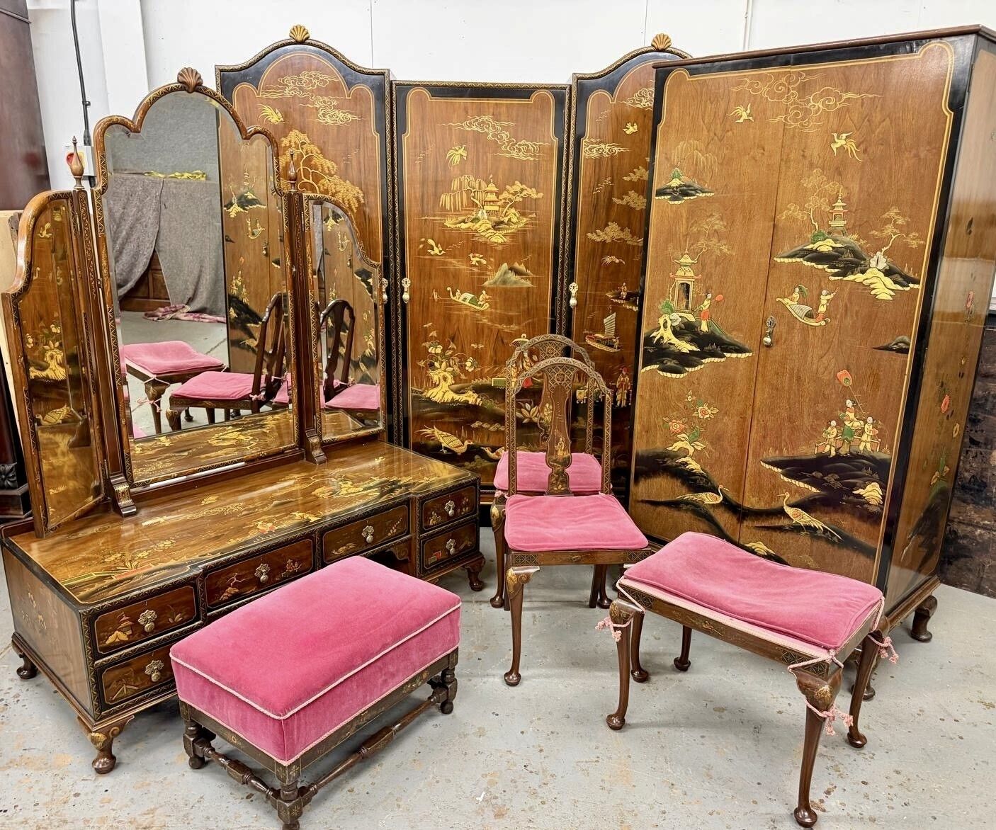 Stunning Chinoiserie Bedroom Suite By Maples & Co.