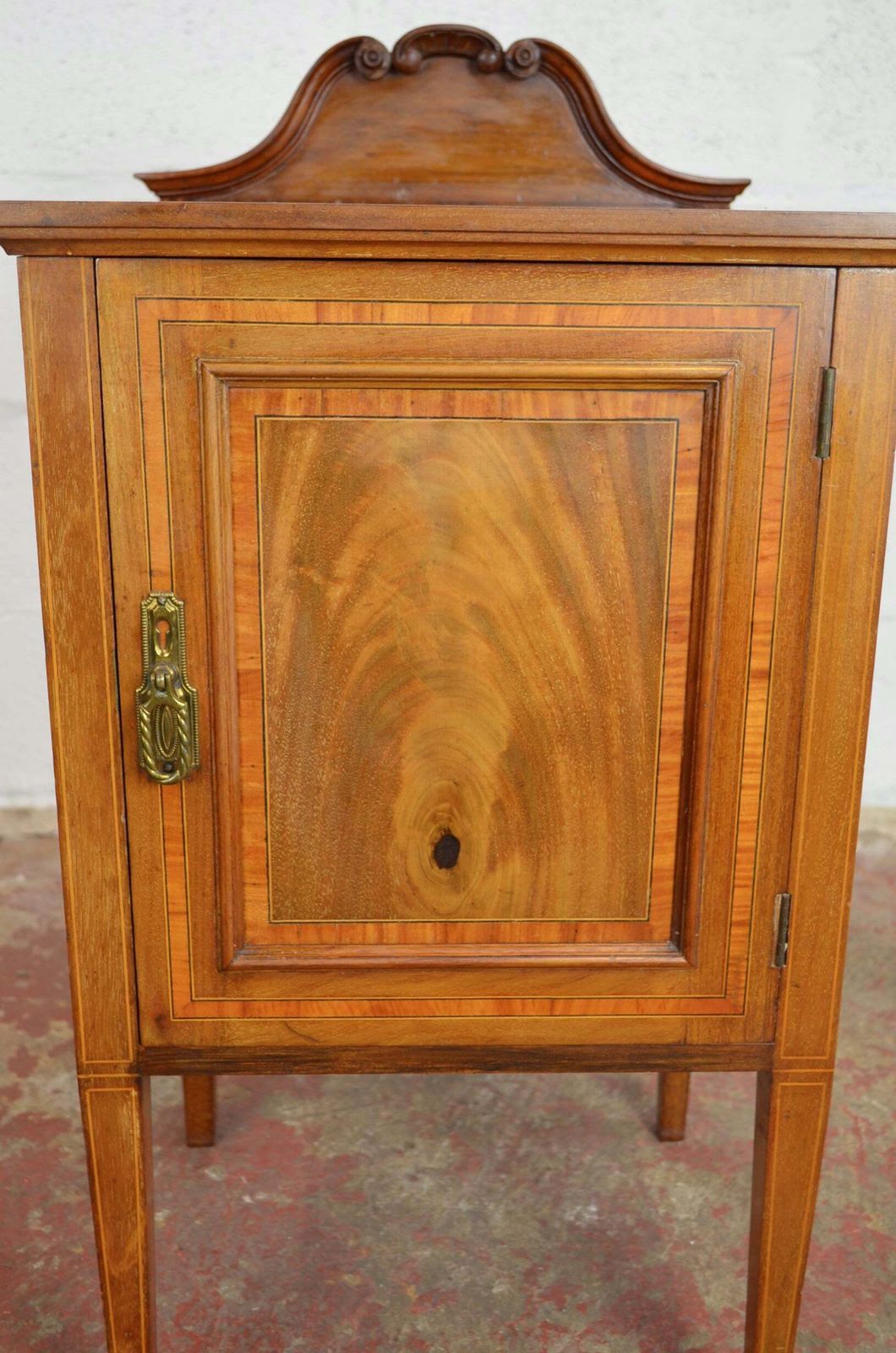 An Edwardian Mahogany & Satinwood Bedside Cabinet photo vinterior
